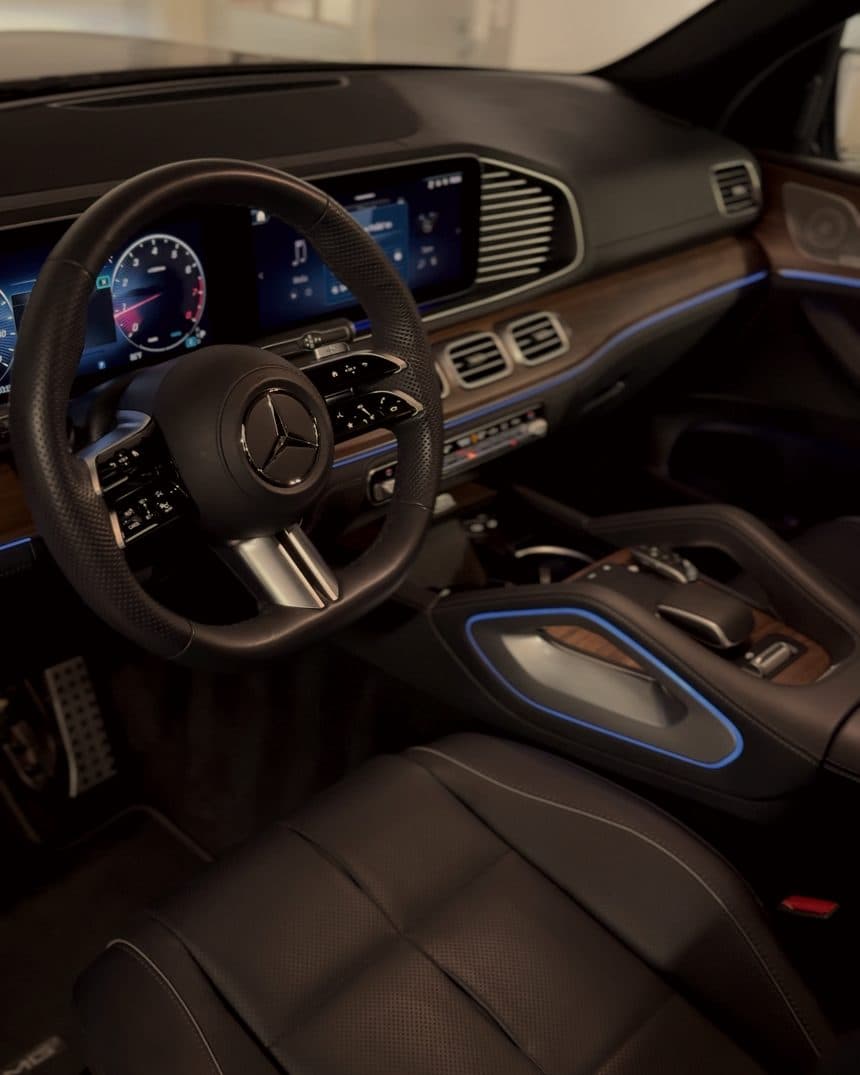Dashboard and front seats of a Mercedes GLS in brown leather