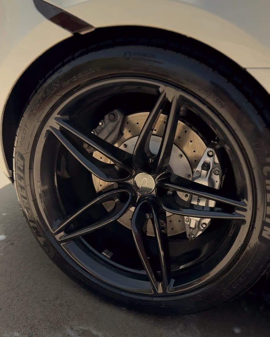 Wheel and brake disc of a white McLaren 570S